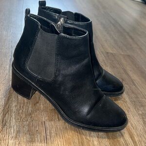 LIBBY EDELMAN CHELSEA LEATHER BOOTS (10)